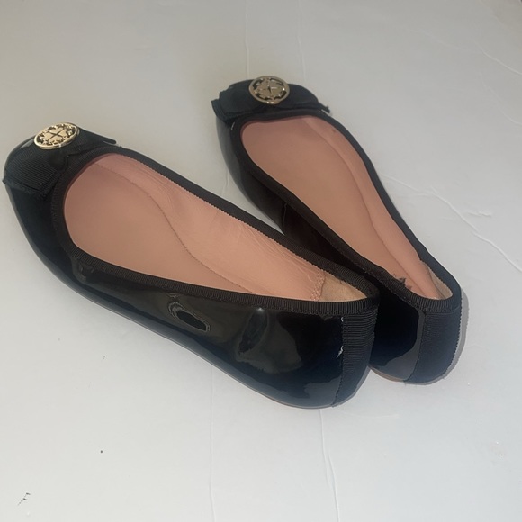 Kate Spade New York Black Patent Leather Fontana Too with Golden Logo Flats sz 6 - Picture 4 of 10